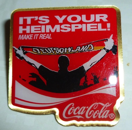 4823-3 € 2,50 coca cola pin it's your heimspiel.jpeg